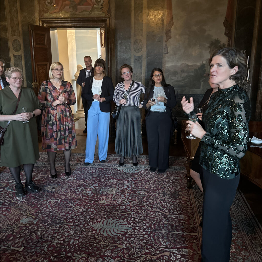 Landshövding Anna Kindberg Batra med gäster på Tessinska palatset